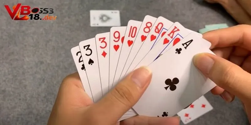 Tá Lả còn biết với tên phổ biến hơn trong giới cờ bạc là Phỏm
